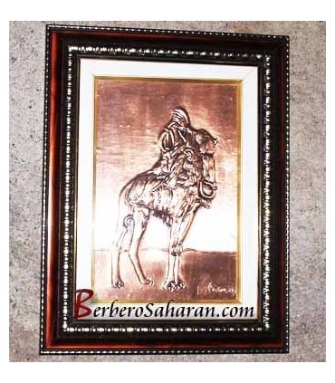 Touareg préparant un thé à coté de son chameau dans le désert du Sahara – Cuivre repoussé