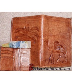 Portefeuille Touareg fait à la main avec du véritable cuir dans le desert du Sahara